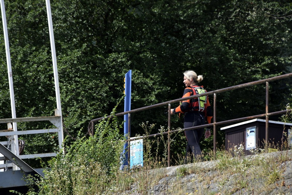 Uebung BF Taucher und Presse Koeln Zoobruecke Rhein P212.JPG - Miklos Laubert